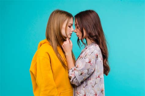 lesbianas masturbaciones|Lesbianas masturbándose entre ellas hasta correrse .